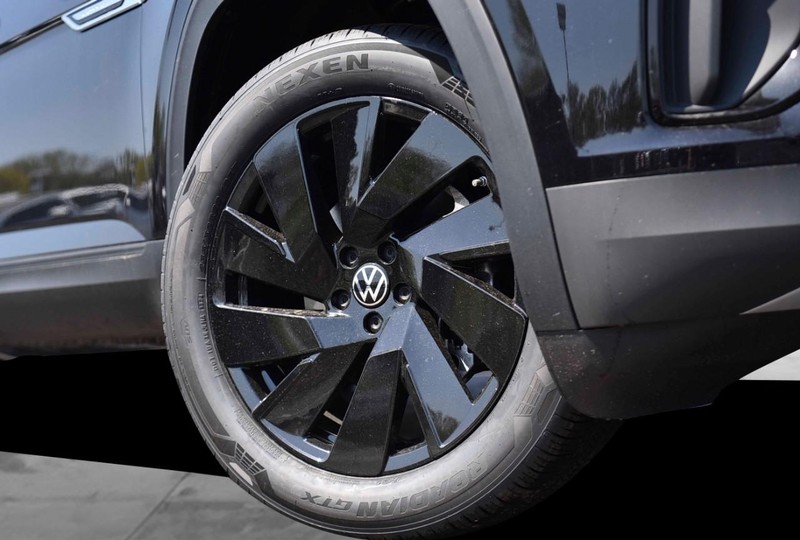 Volkswagen Atlas Cross Sport Vehicle Image 03