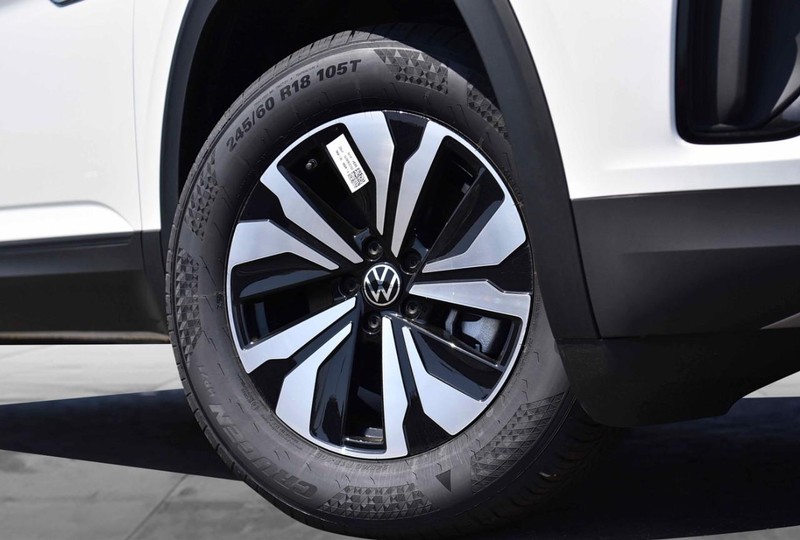 Volkswagen Atlas Cross Sport Vehicle Image 03