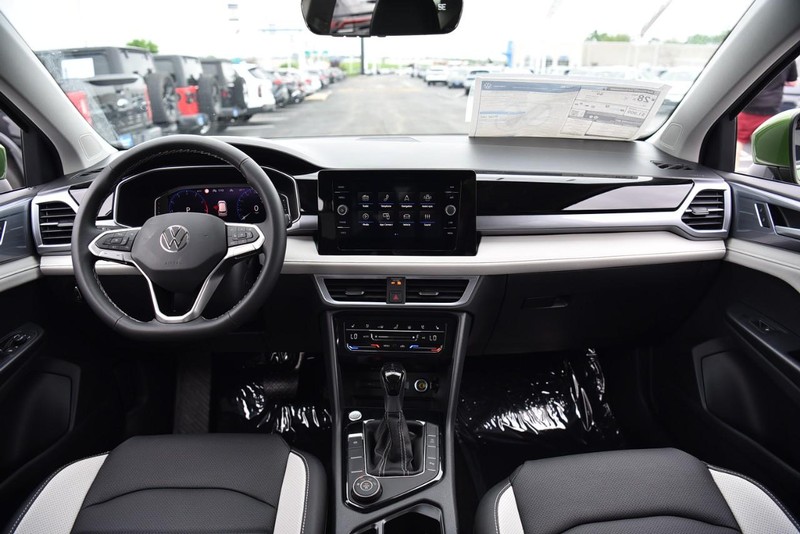 Volkswagen Taos Vehicle Image 05