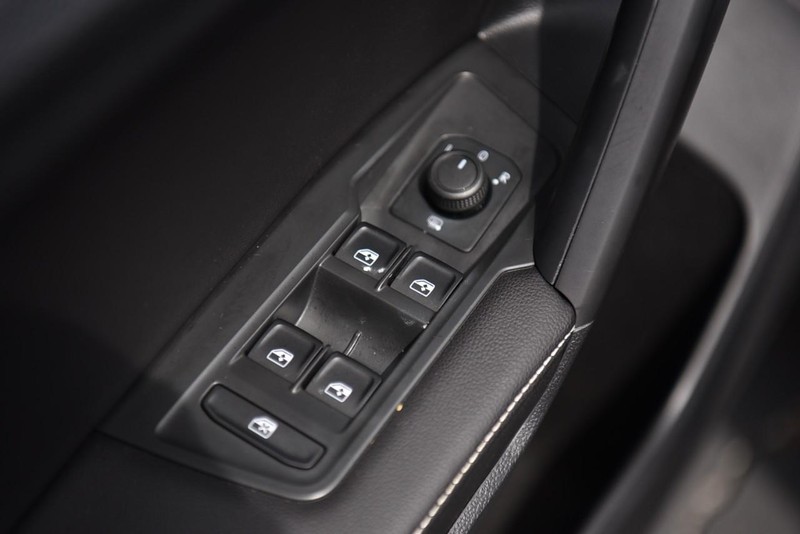 Volkswagen Tiguan Vehicle Image 08