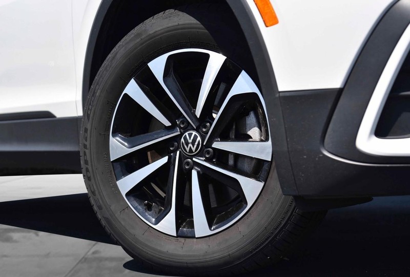 Volkswagen Tiguan Vehicle Image 03