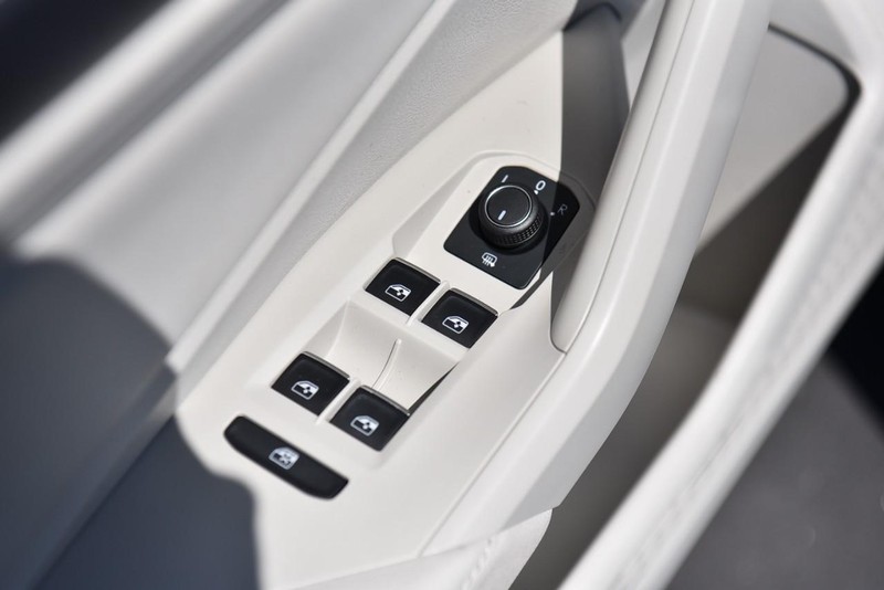 Volkswagen Jetta Vehicle Image 09