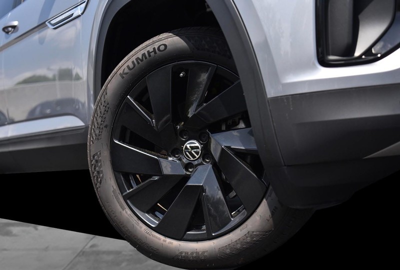 Volkswagen Atlas Cross Sport Vehicle Image 03