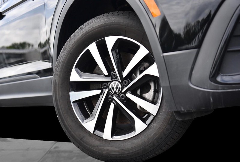 Volkswagen Tiguan Vehicle Image 03