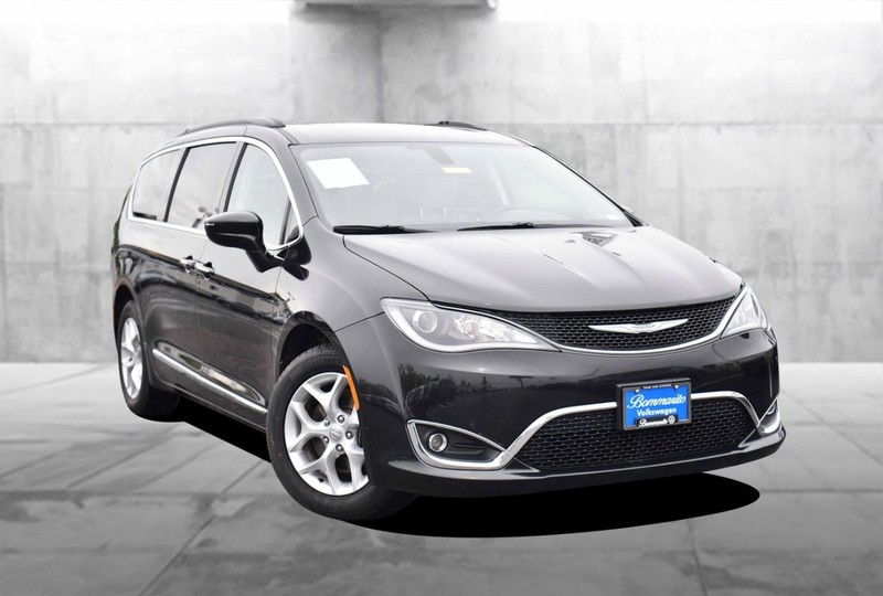 Chrysler Pacifica Vehicle Image 02