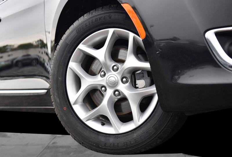 Chrysler Pacifica Vehicle Image 03