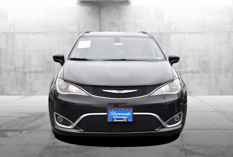 Chrysler Pacifica Vehicle Image 04