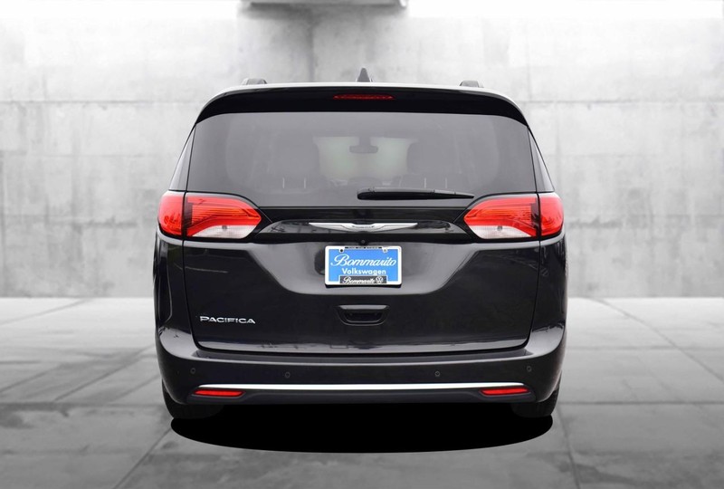 Chrysler Pacifica Vehicle Image 06