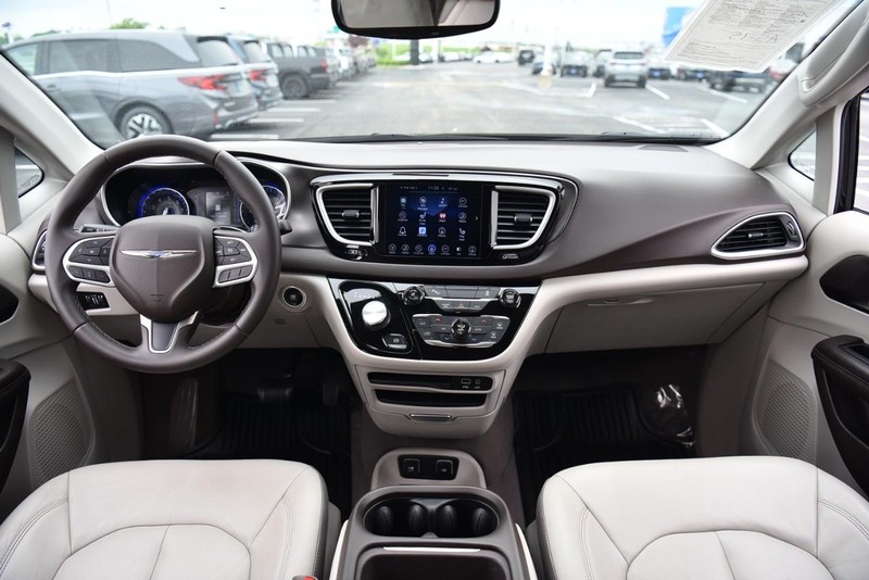 Chrysler Pacifica Vehicle Image 07