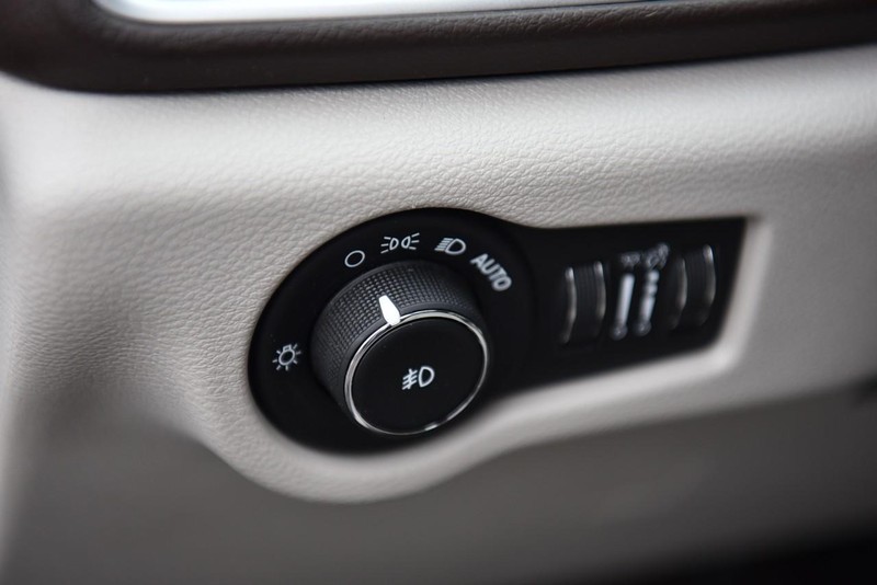 Chrysler Pacifica Vehicle Image 11