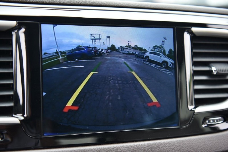 Chrysler Pacifica Vehicle Image 13