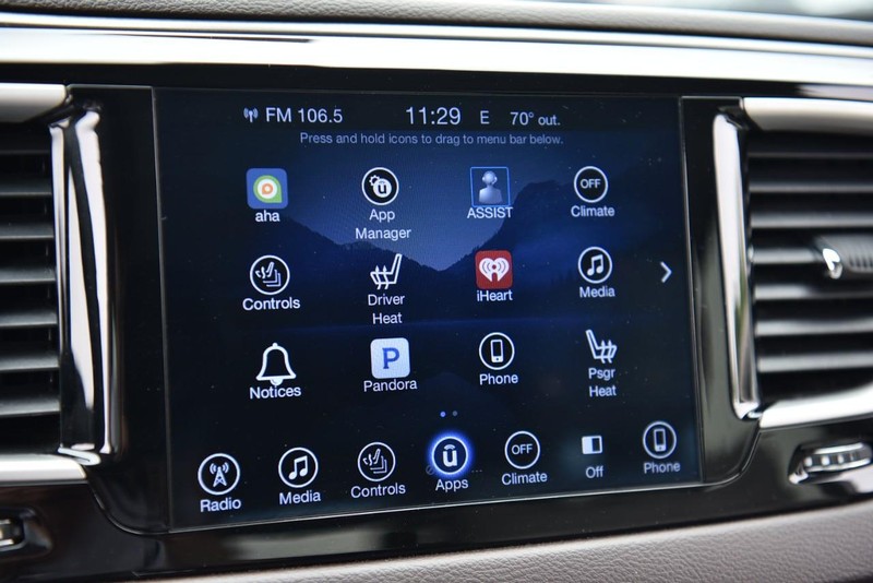 Chrysler Pacifica Vehicle Image 14