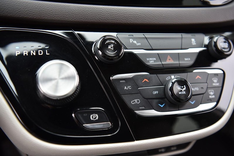 Chrysler Pacifica Vehicle Image 15