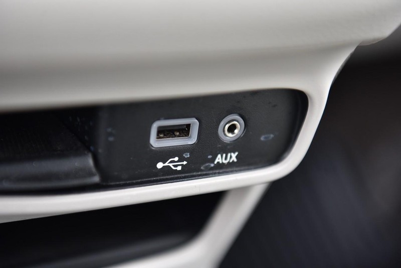 Chrysler Pacifica Vehicle Image 16
