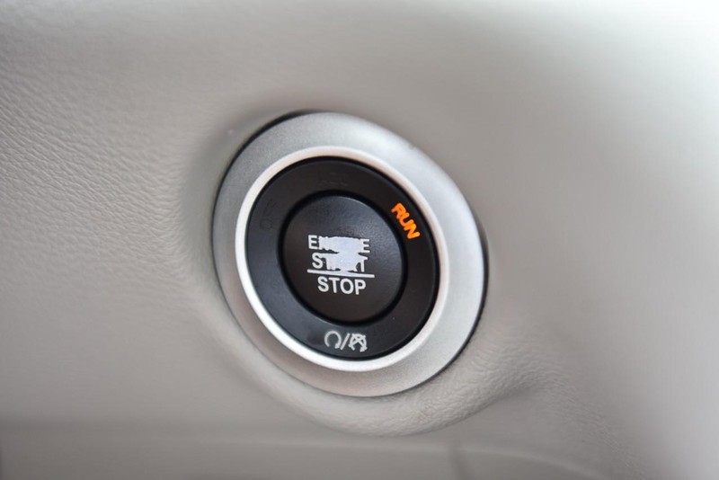 Chrysler Pacifica Vehicle Image 17