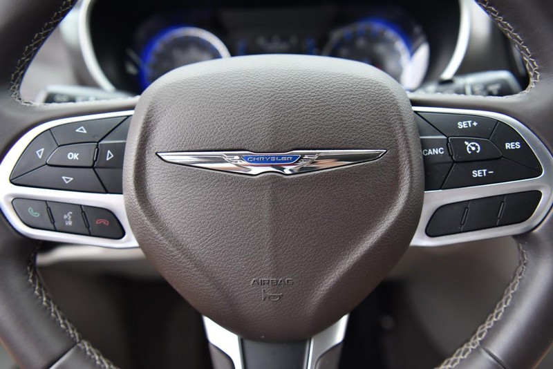 Chrysler Pacifica Vehicle Image 18