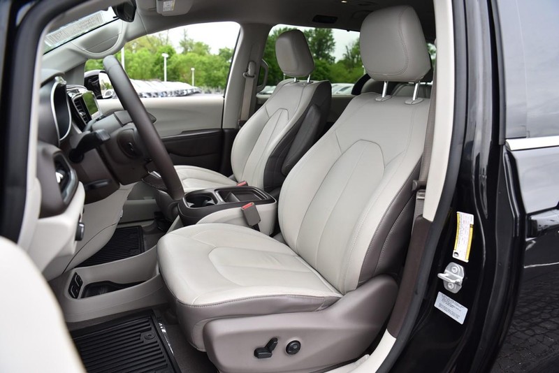 Chrysler Pacifica Vehicle Image 19