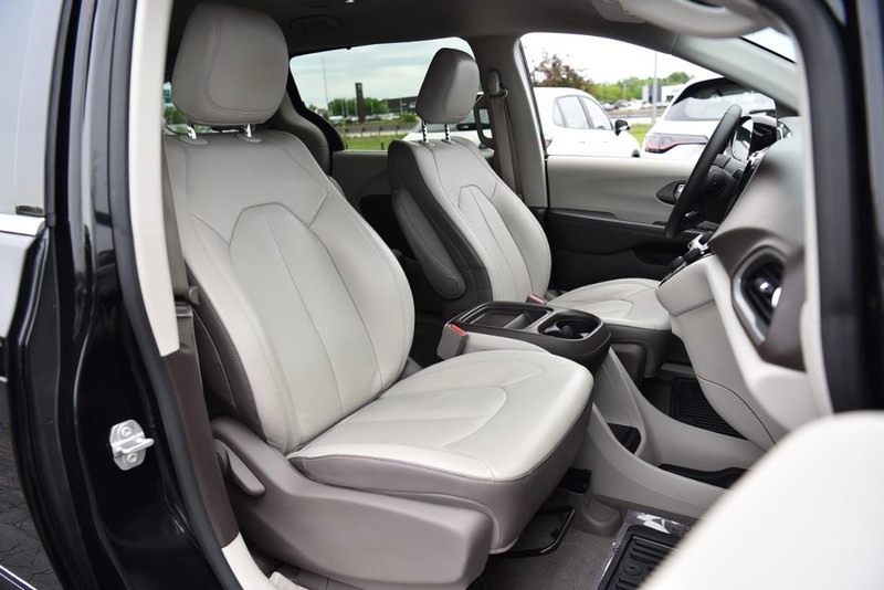 Chrysler Pacifica Vehicle Image 20