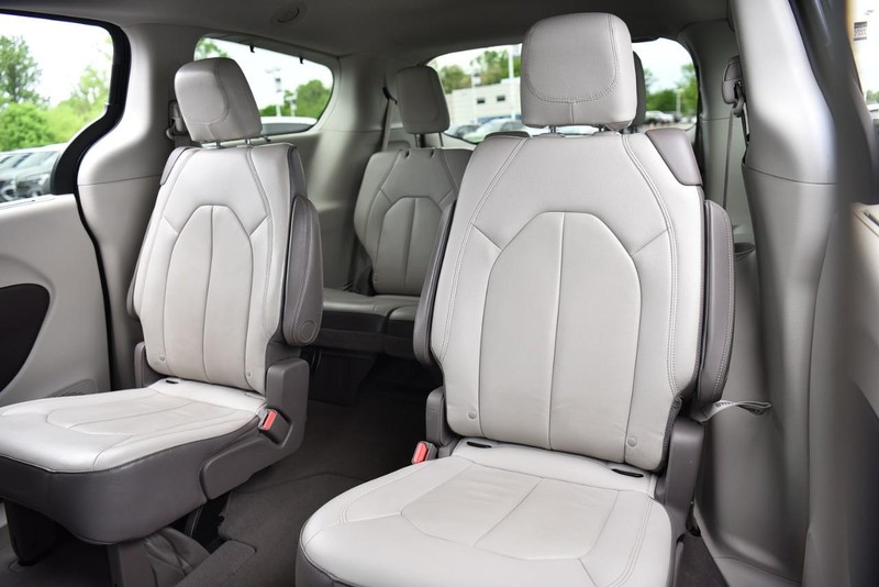 Chrysler Pacifica Vehicle Image 21