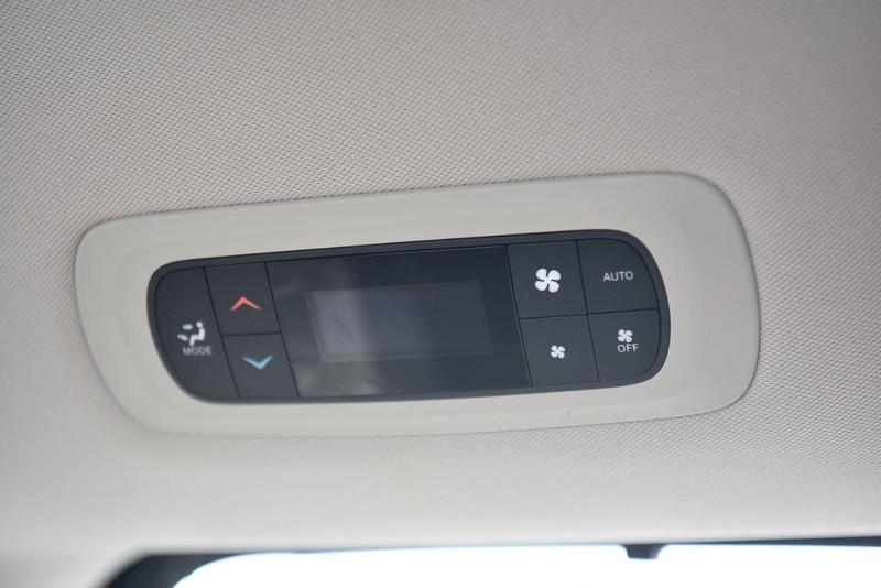 Chrysler Pacifica Vehicle Image 22