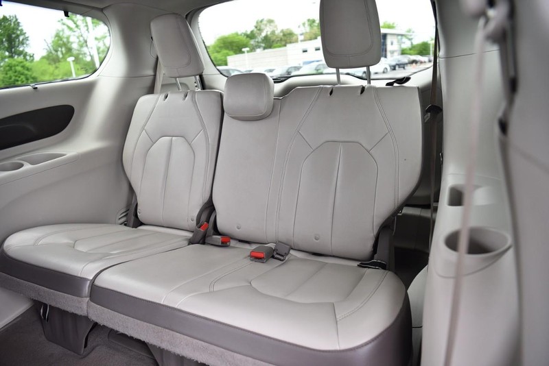 Chrysler Pacifica Vehicle Image 24