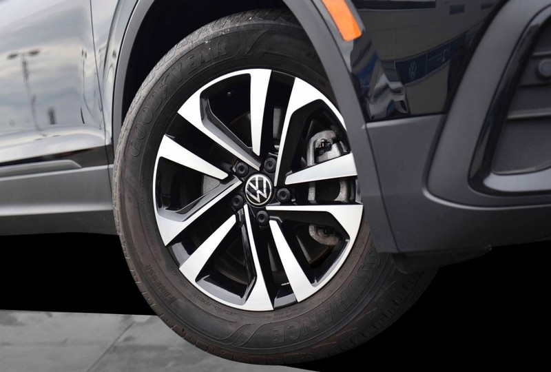 Volkswagen Tiguan Vehicle Image 03