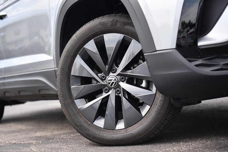 Volkswagen Taos Vehicle Image 03