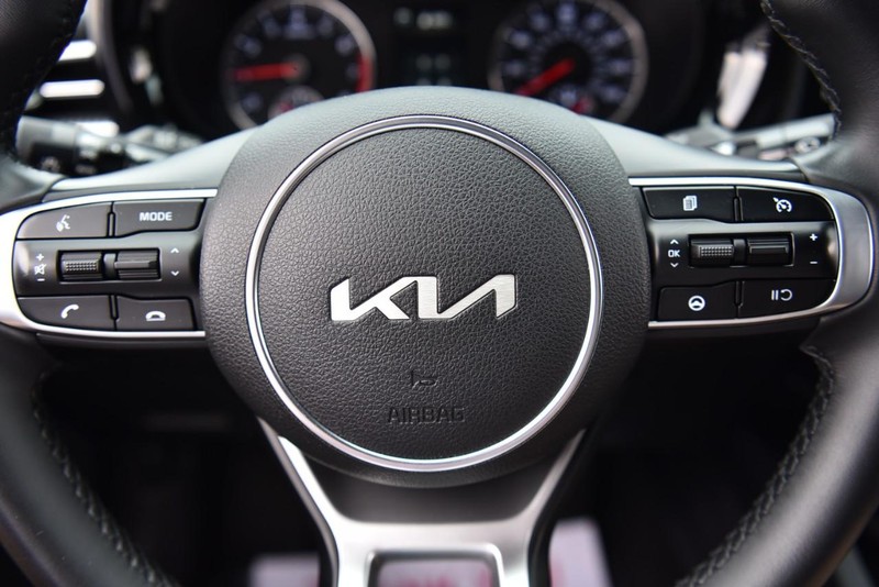 Kia K5 Vehicle Image 18