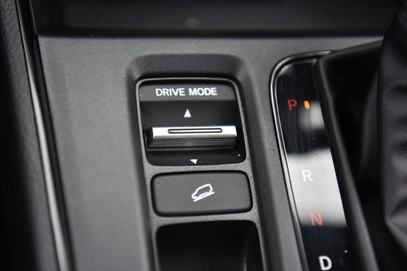 Honda CR-V Hybrid Vehicle Image 18