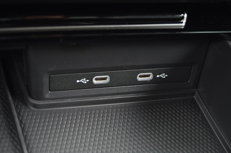 Volkswagen Atlas Cross Sport Vehicle Image 16