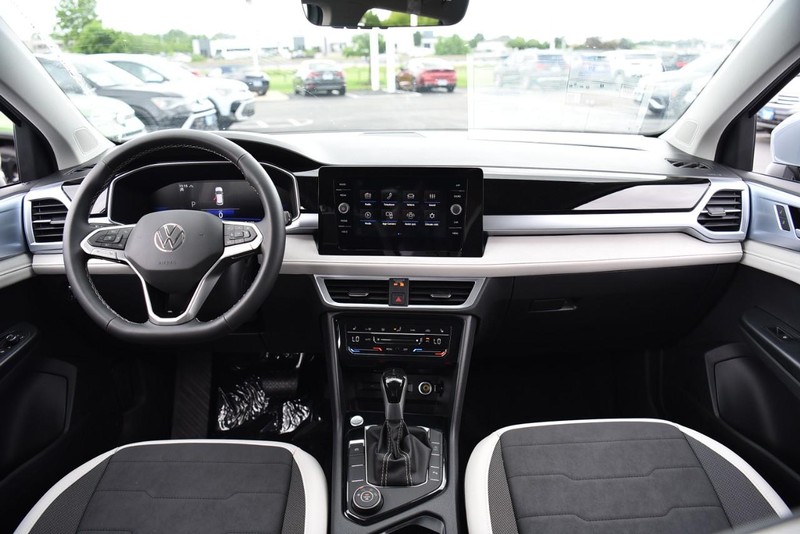 Volkswagen Taos Vehicle Image 07