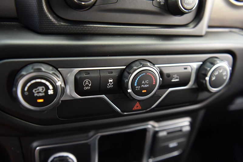 Jeep Wrangler Vehicle Image 12