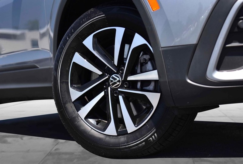 Volkswagen Tiguan Vehicle Image 03