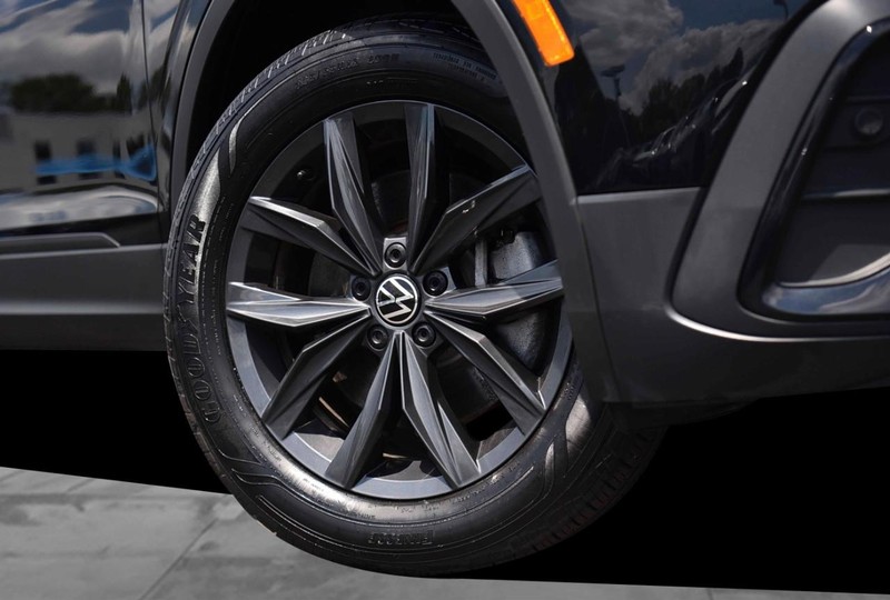 Volkswagen Tiguan Vehicle Image 03