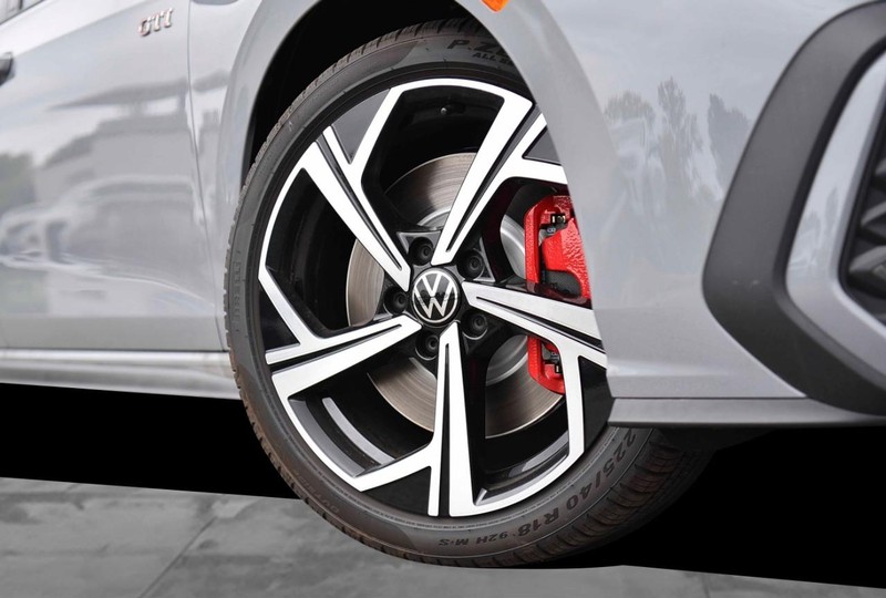 Volkswagen GOLF GTI Vehicle Image 03