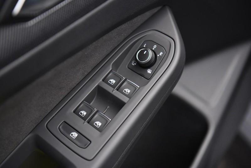 Volkswagen GOLF GTI Vehicle Image 08