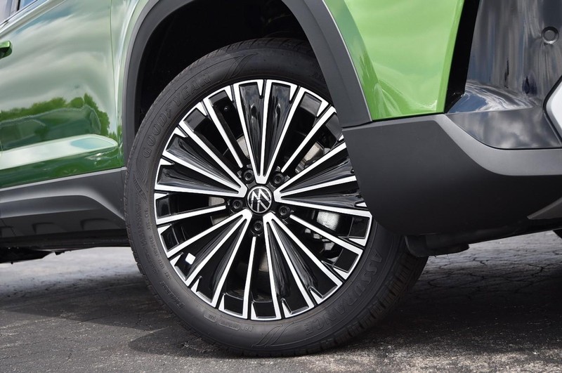 Volkswagen Taos Vehicle Image 03
