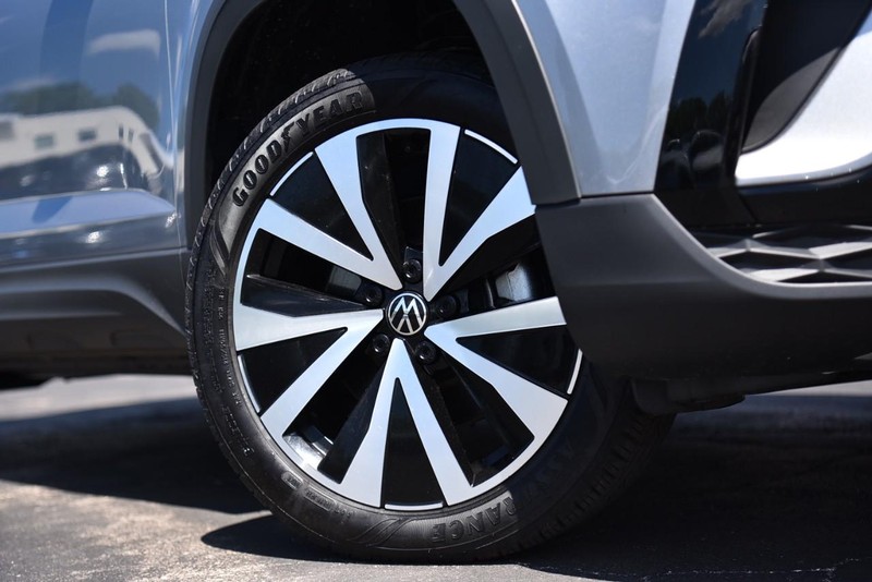 Volkswagen Taos Vehicle Image 03