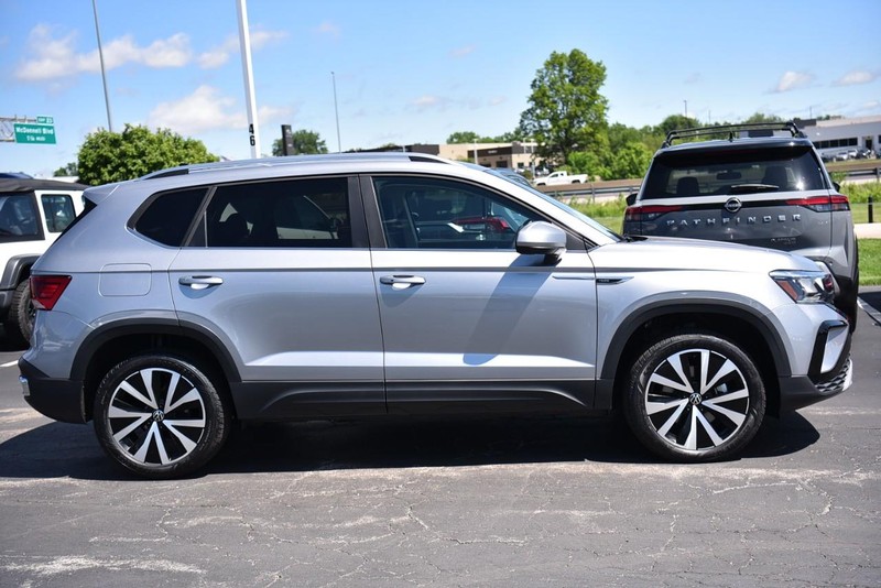 Volkswagen Taos Vehicle Image 05