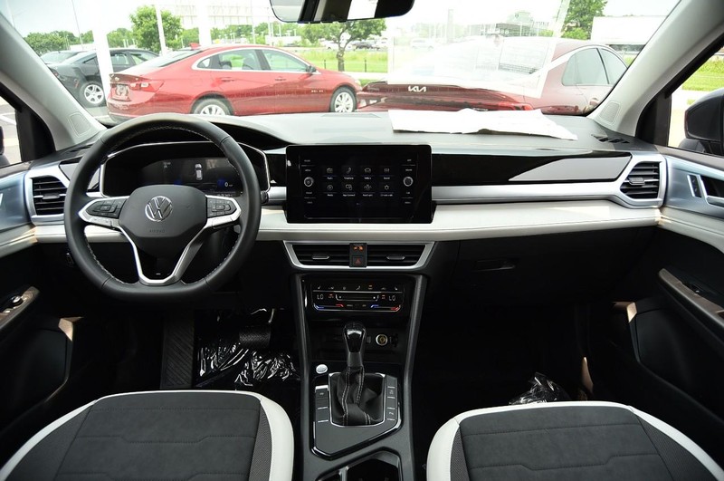 Volkswagen Taos Vehicle Image 07