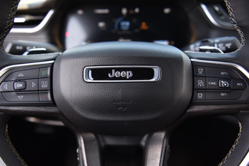 Jeep Grand Cherokee L Vehicle Image 21