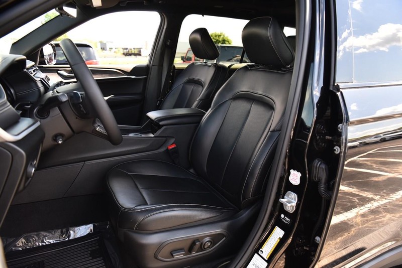 Jeep Grand Cherokee L Vehicle Image 22