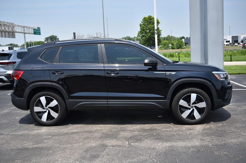 Volkswagen Taos Vehicle Image 05