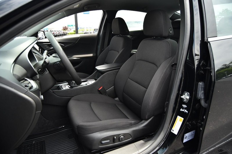 Chevrolet Malibu Vehicle Image 18