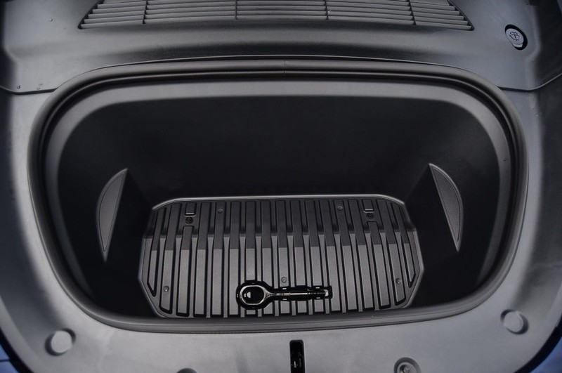 Tesla Model Y Vehicle Image 23