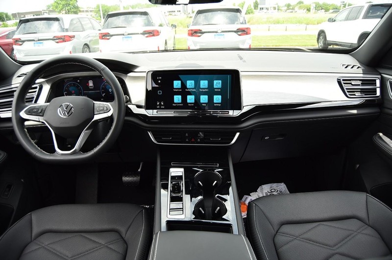 Volkswagen Atlas Cross Sport Vehicle Image 07