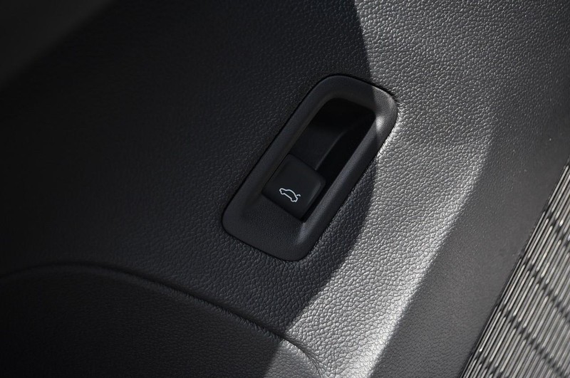 Volkswagen Atlas Cross Sport Vehicle Image 09