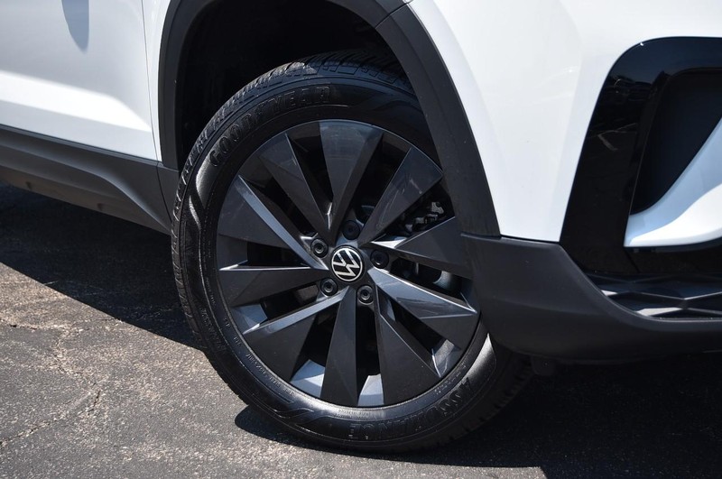 Volkswagen Taos Vehicle Image 03
