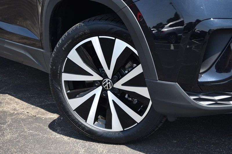 Volkswagen Taos Vehicle Image 03