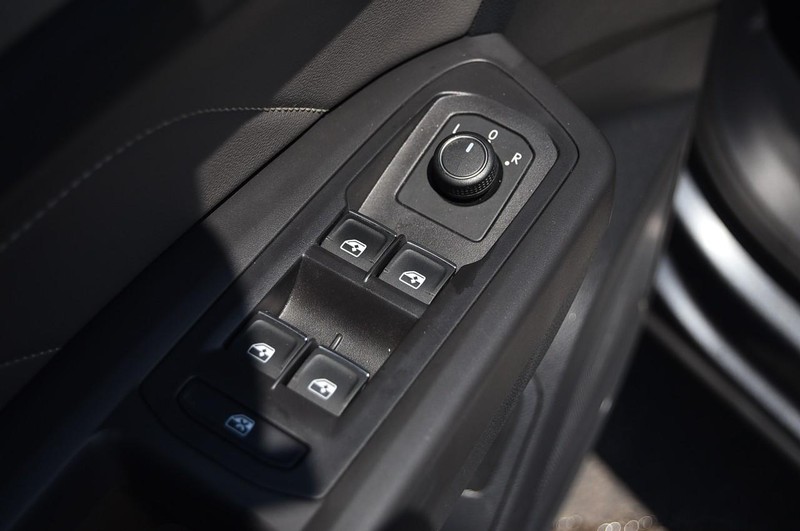 Volkswagen Atlas Cross Sport Vehicle Image 09
